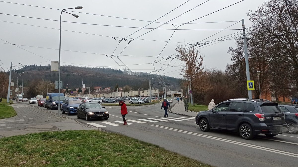Křižovatkou Březnická - Mostní budou po dobu její rekonstrukce projíždět trolejbusy na nezávislý pohon