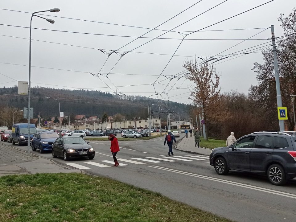 Křižovatkou Březnická - Mostní budou po dobu její rekonstrukce projíždět trolejbusy na nezávislý pohon