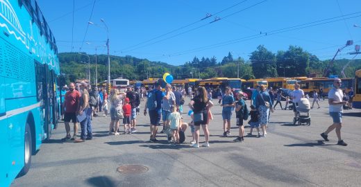 Den otevřených dveří zcela zaplnil vozovnu