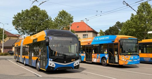 Vedra? DSZO nasazuje maximum klimatizovaných vozidel, řidiči dostávají vody