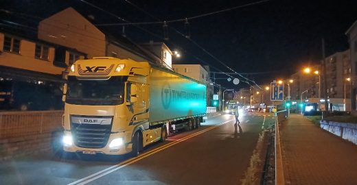 Napsali jste nám: pomoc řidiče DSZO u zaklíněného kamionu