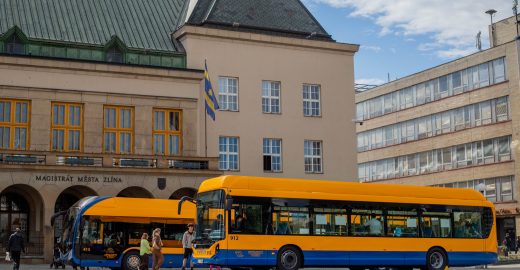 Elektromobilita se vyplácí. Elektrobusy a trolejbusy DSZO nyní jezdí s polovičními náklady oproti „nafťákům“