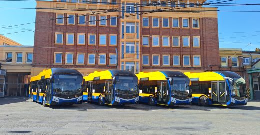 Rozsáhlá modernizace vozového parku DSZO pokračuje. V září převzala další čtyři bateriové trolejbusy