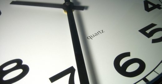 V neděli se mění čas. Ovlivní to cestování v nočních spojích