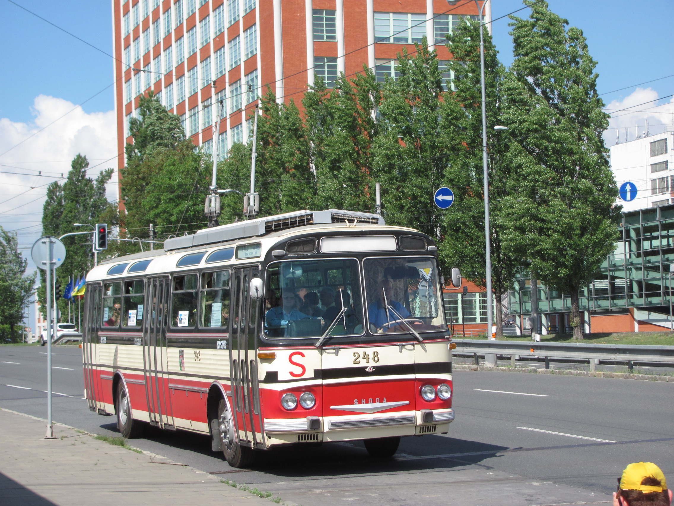 Muzejní trolejbus T11 z roku 1967 v blízkosti Baťova mrakodrapu.