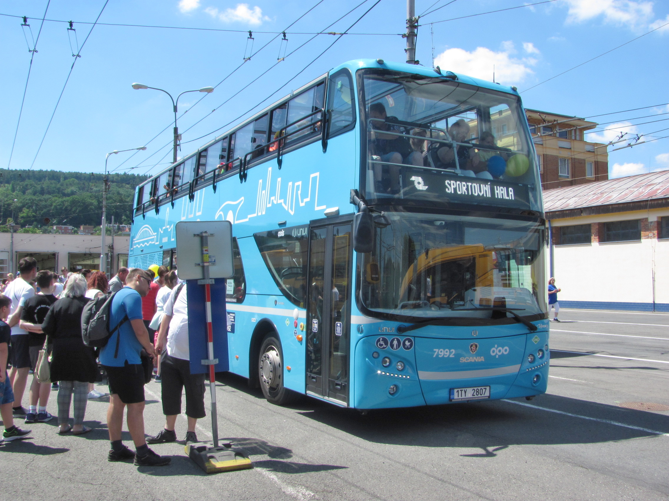 Velký zájem byl o svezení dvoupatrovým autobusem Scania.