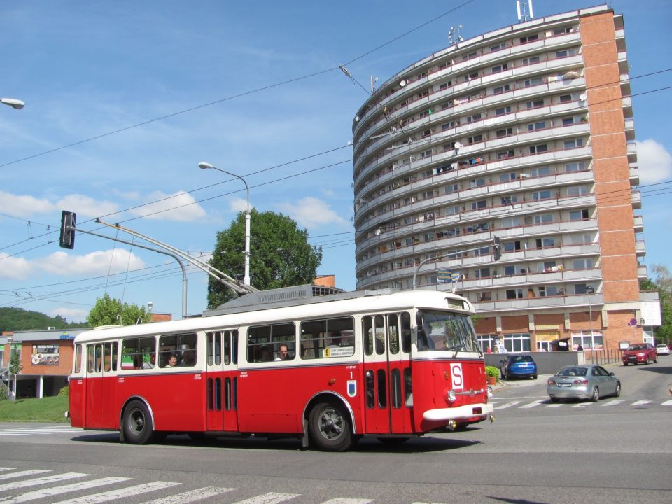 Historický trolejbus Škoda 9 Tr na sídlišti Jižní Svahy ve Zlíně