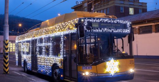 Do ulic vyjel vánočně vyzdobený trolejbus