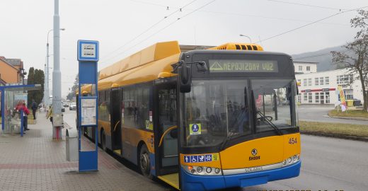 Pozor na prudké brzdění. Ve vozech MHD se vždy pevně držte madel