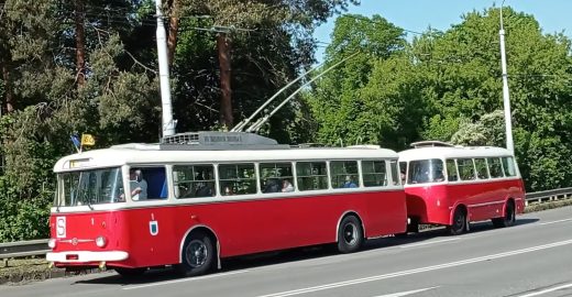 Lidé se povozili historickými vozidly MHD. Další jízdy 8. května