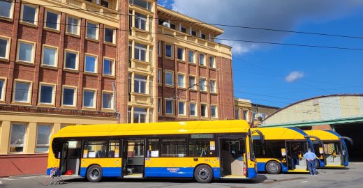 Nový trolejbus a elektrobus? Jsou pěkné, shodli se bývalí zaměstnanci při návštěvě vozovny DSZO